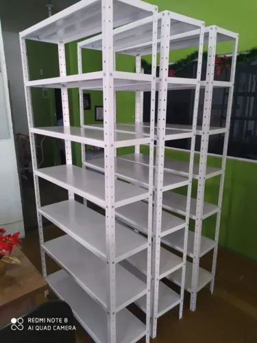 Estantes com 6 bandejas de aço.