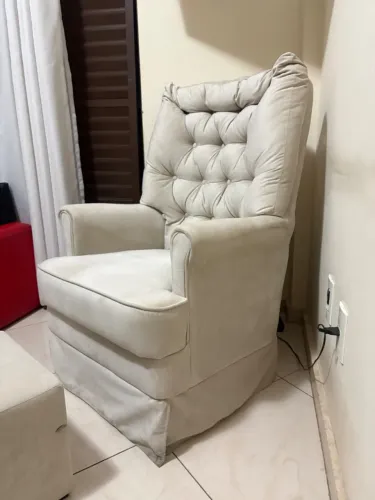 Poltrona de balanço com puf cinza claro suede