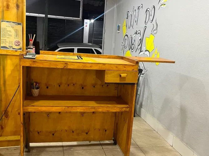 Vendo esse balcão com rodinhas + parede divisória em perfeito estado. Não entrego.