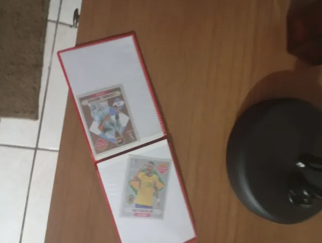 Figurinhas Neymar prata e Messi bronze 2022 Legends