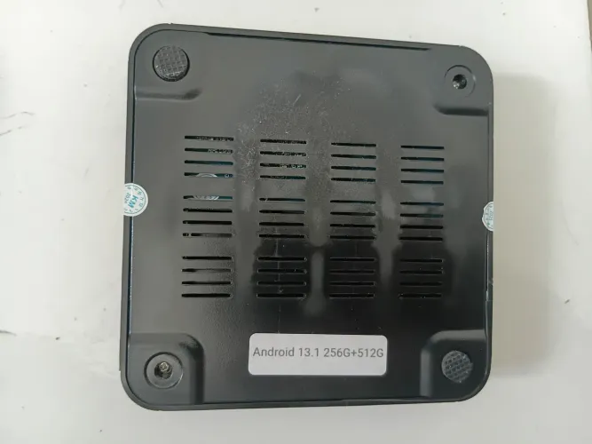 Tv bom semi novo, com controle , fonte de energia e cabo USB novos