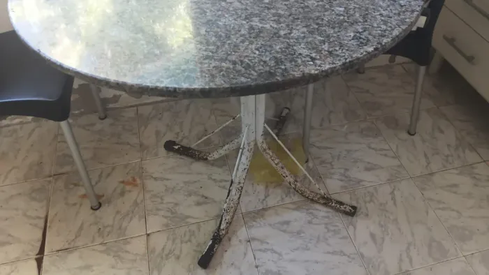Mesa com tampo de mármore