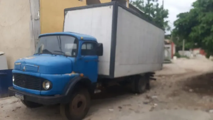 Vendo caminhão Mercedes-Benz ano 1968, com baú, pronto para trabalhar.