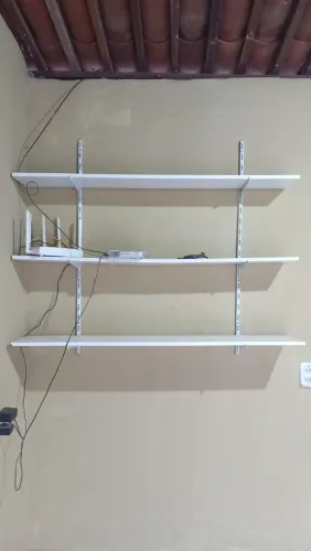 Estante com três prateleiras 