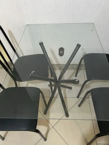 Mesa de vidro com cadeiras