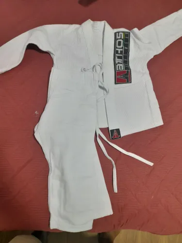 Kimono Athos traçado branco Novo, tamanho M0, valor de R$ 150, não faço entrega mais facil