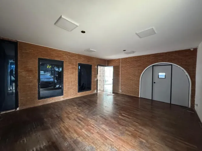 Imóvel comercial na Av. Comendador da Silva Martha ao lado da pizzaria Palazzo em Bauru -S