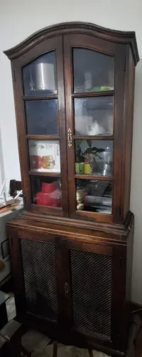 Vende se cristaleira madeira maciça em bom estado!