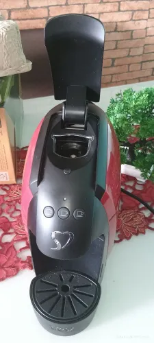 Vende-se uma cafeteira elétrica de cápsulas semi nova