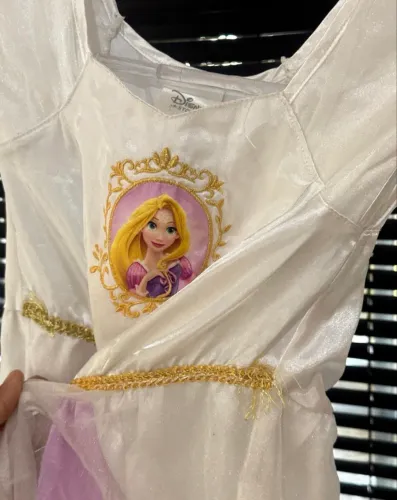 fantasia rapunzel disney store 4 anos