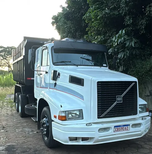 Caminhão caçamba