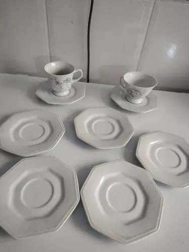 Xícaras grandes de café chimit com pires