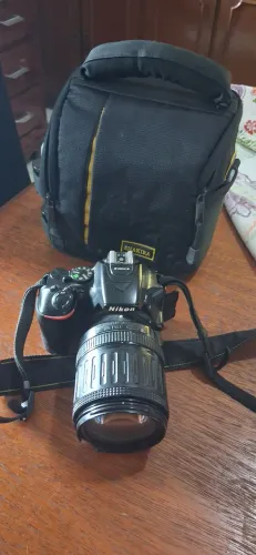 Camera nikon d5600 com lente 18:140 completa necessita reparos orçados em 1.000 para zerar