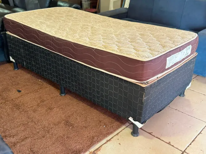 Cama de solteiro com colchão 