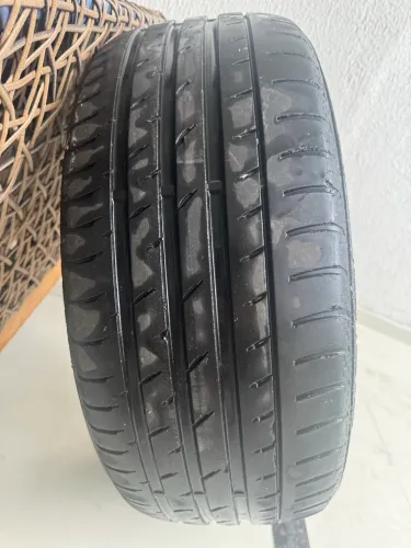 Roda original da BMW aro 19 com pneu 245/45 R19 montado.