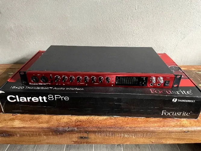 Interface de áudio Focusrite Clarett 8pre - Thunderbolt