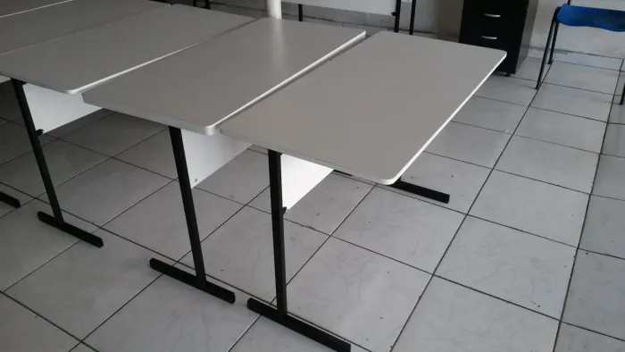 mesa branca simples em MDF com perna de ferro, frete gratis