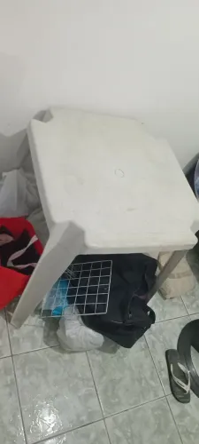 Vendo mesa de plástico com 4 cadeiras 