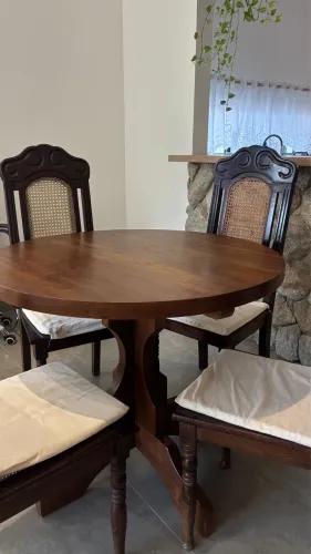 Conjunto de mesa em madeira com 04 cadeiras