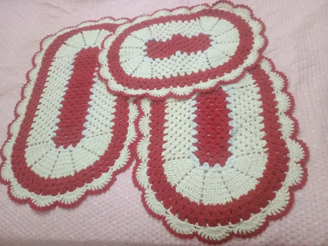 Conjunto de tapetes de crochê