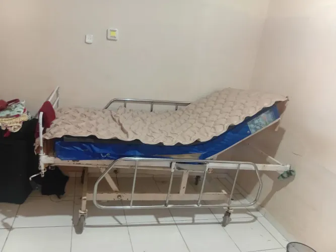 Cama ospitalar e colchão massagiador