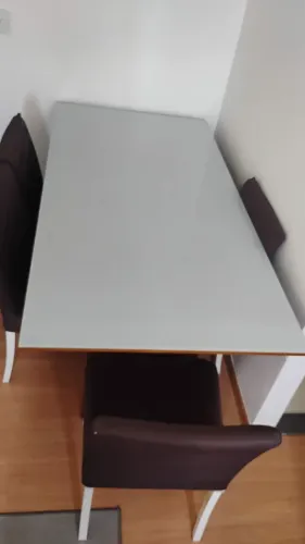 Mesa com tampa de vidro 180x90