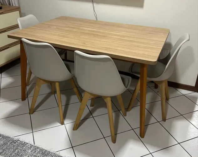 Mesa de jantar com 4 cadeiras