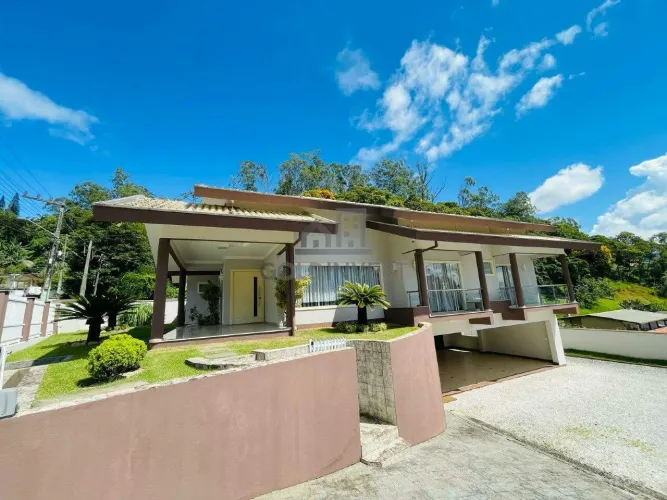 Casa com piscina alto padrão no bairro santa Rita com 3 suítes!