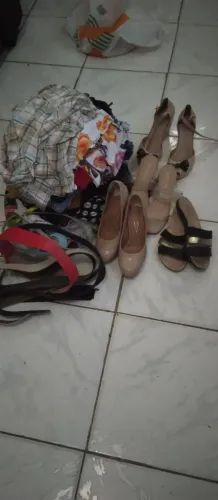 Roupas e sandália 