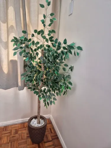 Plantas artificiais decorativas com jarro, medindo 1,50cm