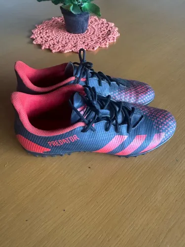 Chuteira adidas predator