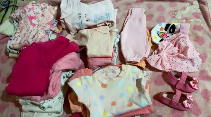 Vendo lote de roupinhas de menina TAM p 30 peças valor 130 retirada samambaia