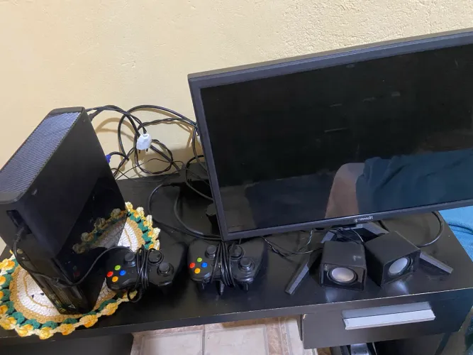 Xbox + monitor + caixinha de som