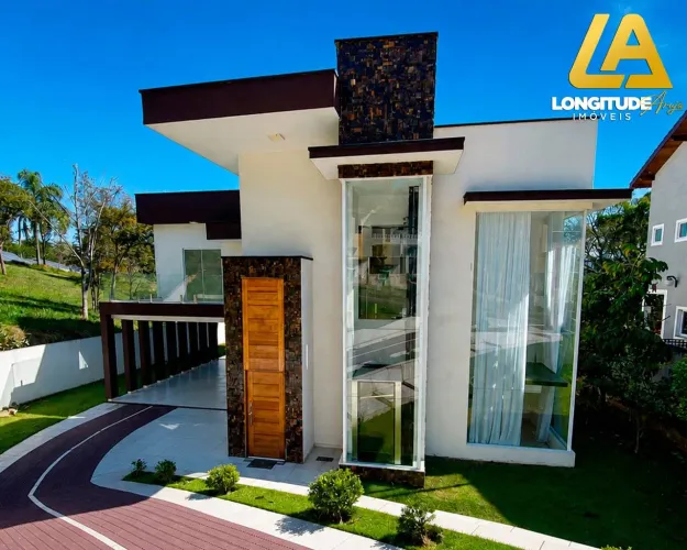 Casa à venda em Santa Isabel com elevador, escritório e piscina no Reserva Ibirapitanga