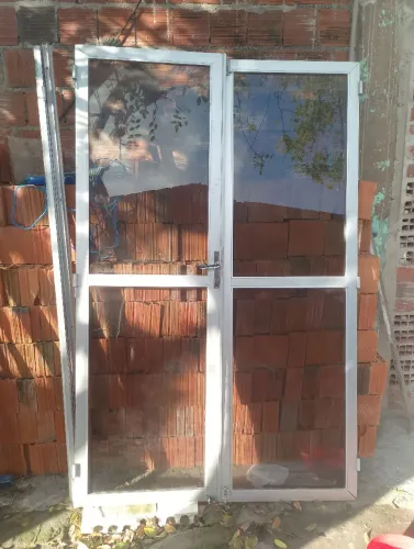 Porta de vidro e alumínio
