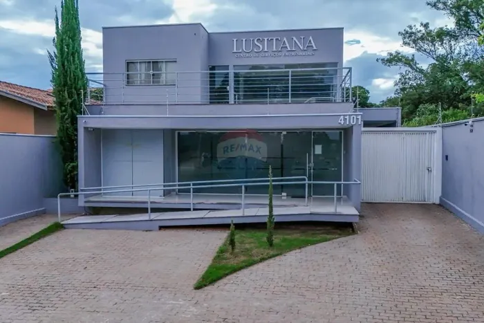 Imóvel residencial com 3 quartos sendo 1 suíte, área de lazer completa e um imóvel comerci