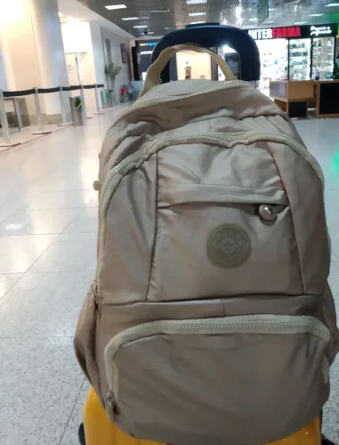 Mochila tamanho grande,comprada fora, usada 1x, resistência à água dourada