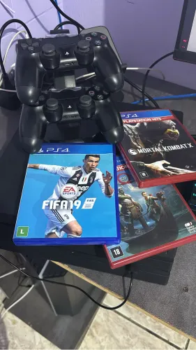 Ps4 pro - 1 Tera com base - 3 jogos. 2 controle!