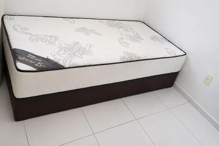 Vendo cama Box solteiro de molas ensacadas .Não faço entrega!