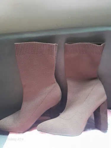 Vendo-o bota novinha usada apenas uma vez.