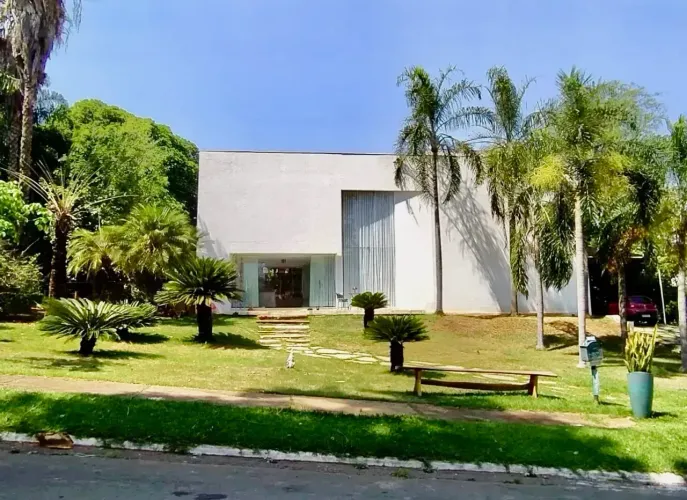 A Casa para venda com 303 metros quadrados com 4 quartos