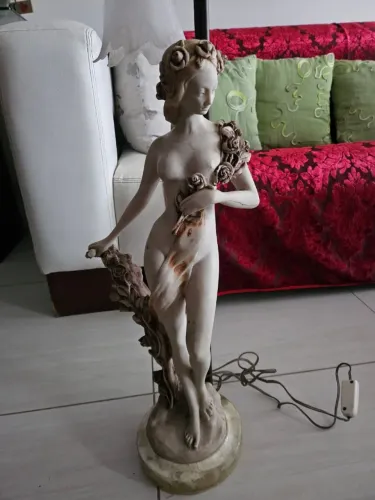 Escultura em mármore antigo , tipo luminária , peça de antiquário relíquia de familia