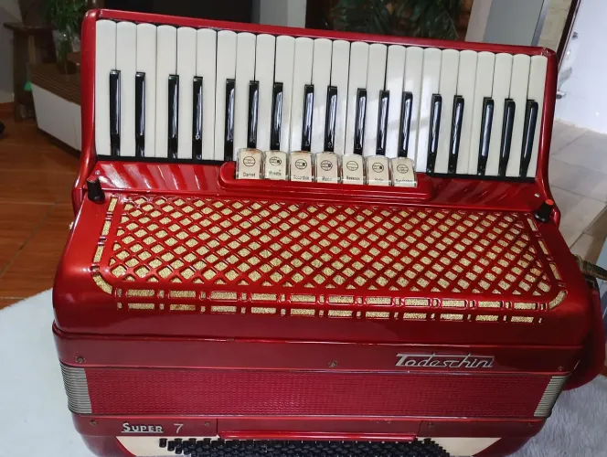 Acordeon Todeschini super 7 quarta de voz 