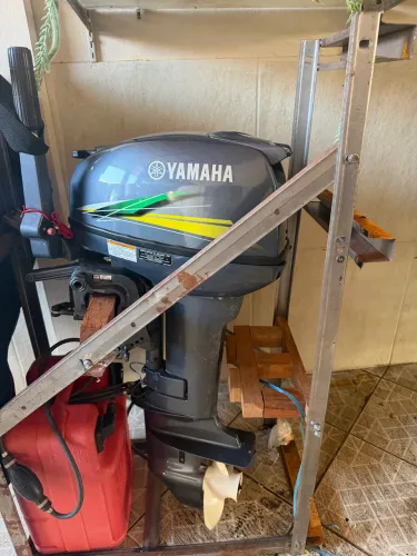 Motor de barco Yamaha 15 HP ano 2025.