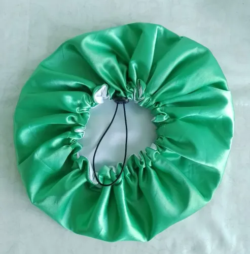 Touca de cetim dupla face com regulador verde