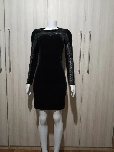Vestido de veludo preto de manga longa errnda na manga longa 