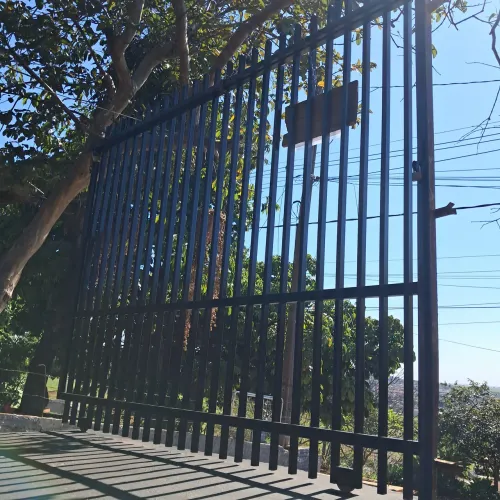 Portão de correr com roldana e batedor larg 2.50 altura 2.00 m valor 900.00