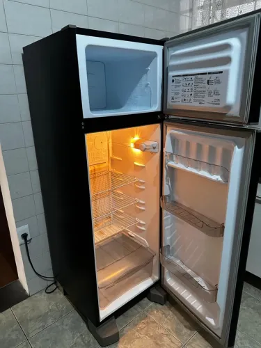 Vendo Geladeira Preta
