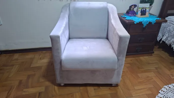 Poltrona sofá cinza tecido suede