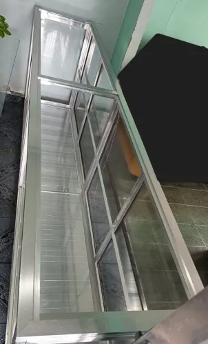 Balcão vitrine e expositores em alumínio reforçado de vidro temperado 